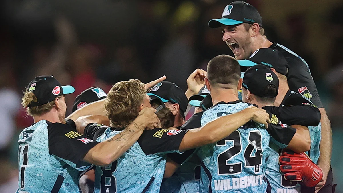 Brisbane Heat players celebrate together in the Big Bash League - Tom Curran Brisbane Heat BBL 2026-27