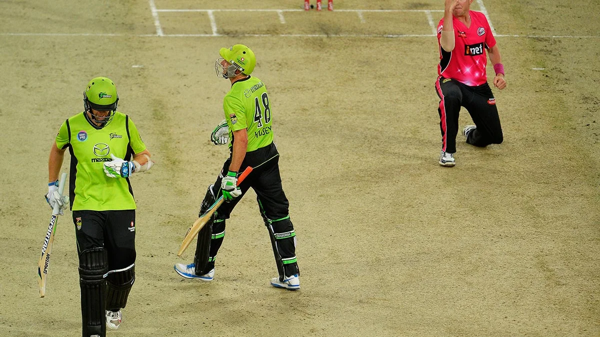 Sydney Thunder batsmen face the Sydney Sixers in the Sydney Thunder vs Sydney Sixers head to head rivalry