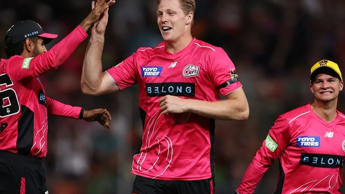 Sydney Sixers players celebrate a Sydney Smash win in the Sydney Thunder vs Sydney Sixers head to head record