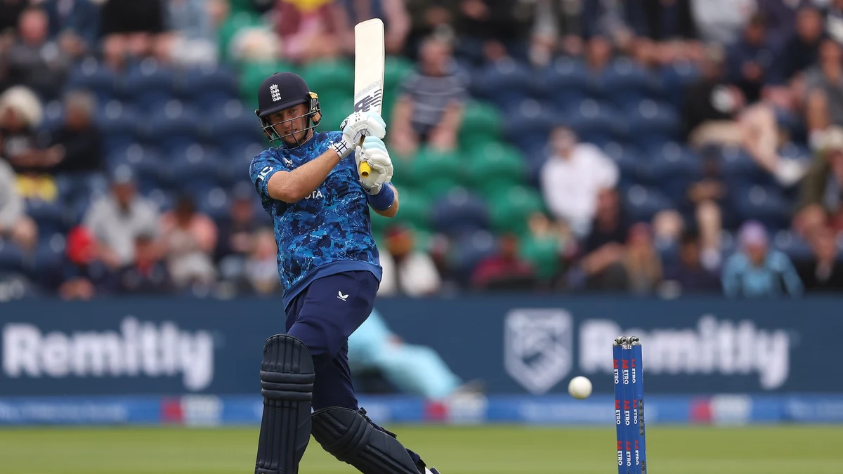 Joe Root batting in an Australia vs England head to head ODI match