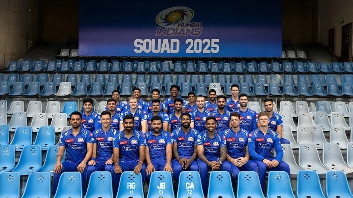 Mahela Jayawardene Mumbai Indians - Mahela Jayawardene with Mumbai Indians players celebrating an IPL title win