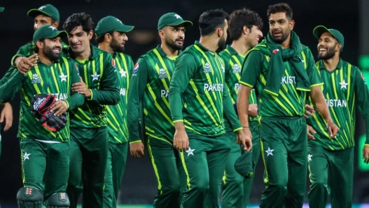 Pakistan Sri Lanka final Pakistan squad in a team huddle